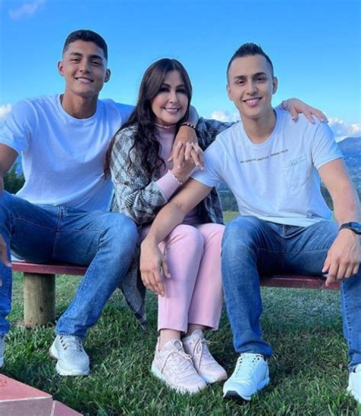 Arelys Henao Grew Up With Thirteen Siblings In Her Family
