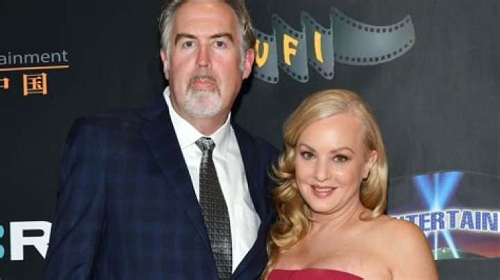 Insight on the happily married life of Greg Covey and Wendi McLendon! Know about Coveys father
